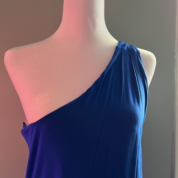 Cable & Gage beautiful bright blue 1/2 shoulder top size med nwot - Picture 2 of 5